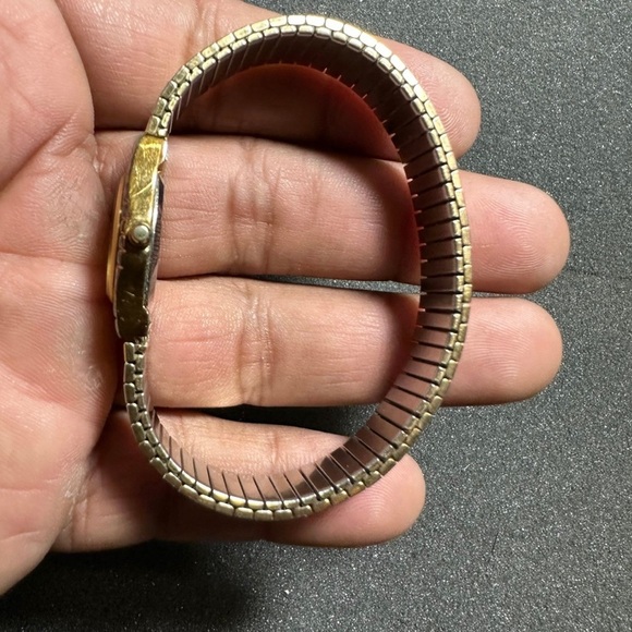 Helbros Ladies Quartz Watch Gold Tone Black Dial Stretch Band Working 26341 - Picture 3 of 11